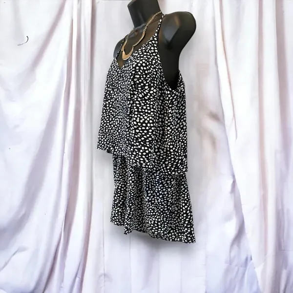 Main strip navy blue pebble romper with‎ pockets size medium - Image 2