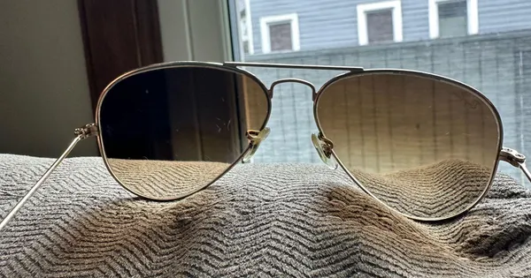 Ray-Ban Sunglasses Large Aviator Metal RB3025 Gold Frame - Image 4