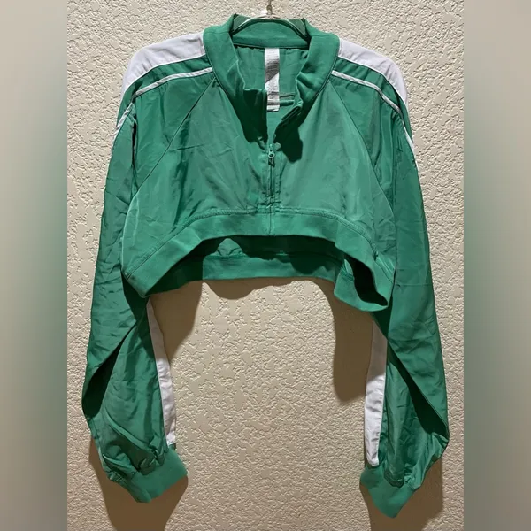 ALO Yoga NWT Racetrack Shrug Lettuce Green White Size XS - Image 4
