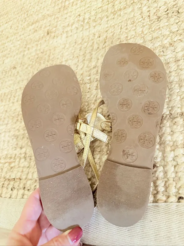 Tory Burch Gold Leather Thong Sandals Logo Medallion Brazil Women’s Size 6.5 - Image 4