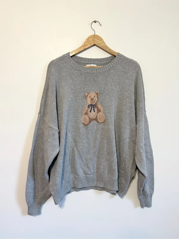Hollister Teddy Bear Sweater Size XL Pullover Soft Bow Gray Cozy Crew Neck - Image 2