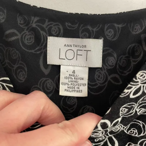 ANN TAYLOR LOFT Black White Rose Floral Print V-Neck Sleeveless Midi Shift Dress - Image 4