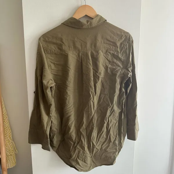 Alice + Olivia Base Olive Green Button Down Shirt Size Medium - Image 7