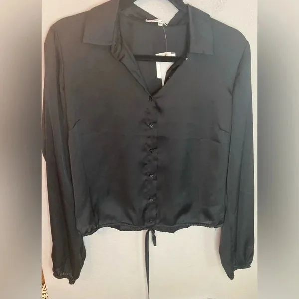 NWT Willow & Clay Satin Cropped Blouse Long Sleeve Top Medium Black - Image 4