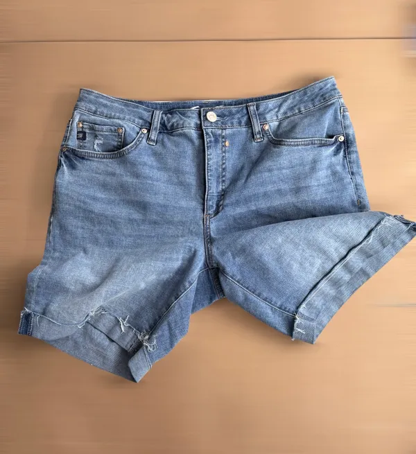 Seven7 Women’s Size 12 Blue Denim Cuffed Hem Relaxed Bermuda Shorts Americana - Image 8