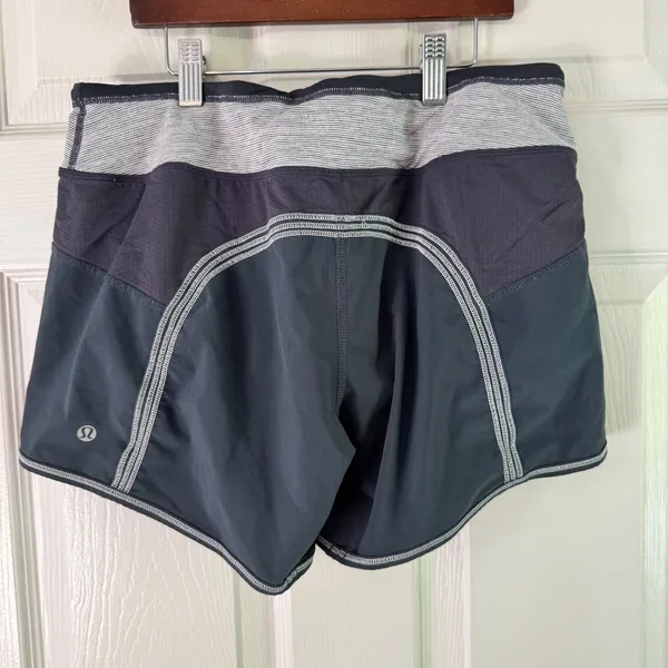 Lululemon Running Shorts Athletic Stretch Waist Pockets Size‎ 6 - Image 9