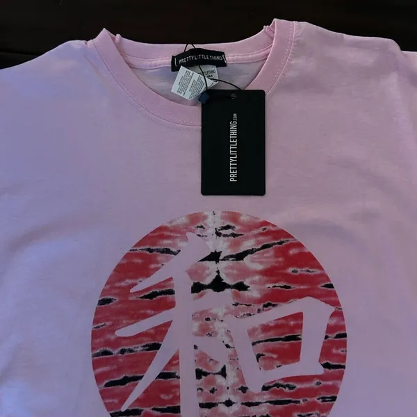 NWT Pretty Little Things Baby Pink Printed Peace LogonTee XS - Image 4