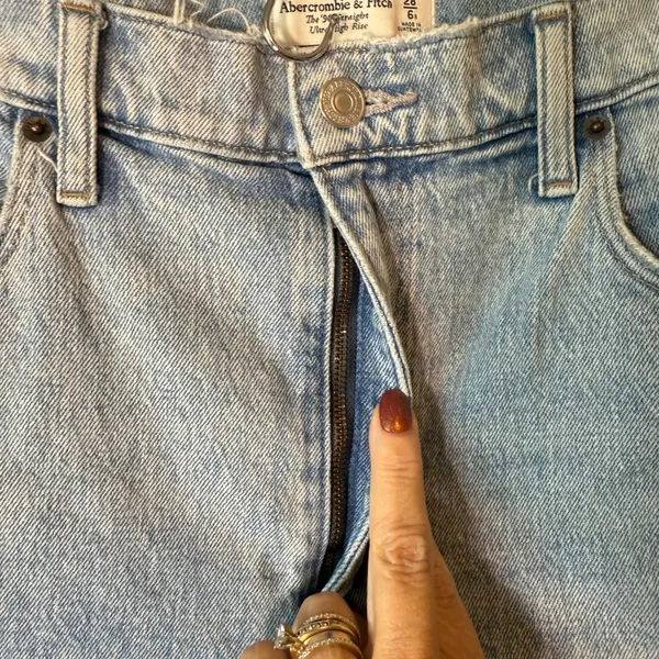Abercrombie & Fitch The 90s Straight Ultra High Rise Light Wash‎ Jeans Size 28 - Image 3