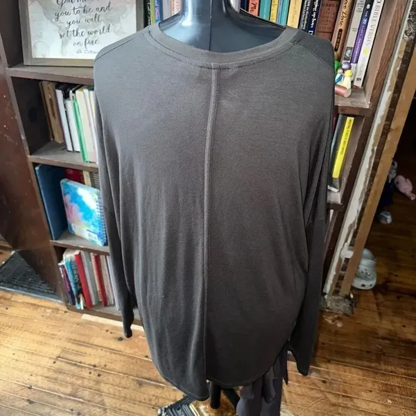 Athleta gray oversized S flowy Athleisure long sleeve top - Image 2