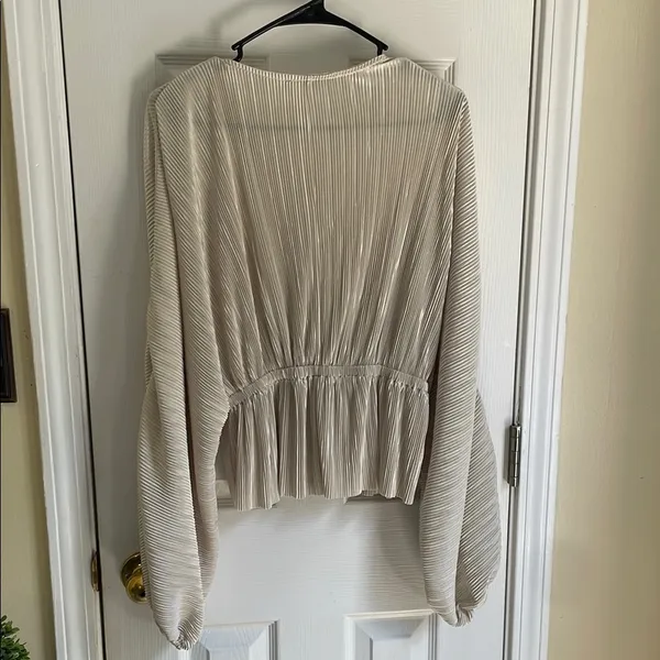 Cream Blouse with V-Neckline and Pleated Peplum - Image 5