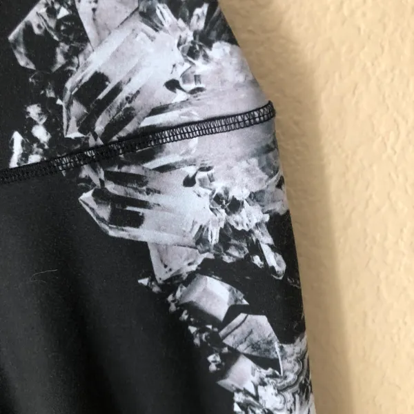 Alo Airbrush High Waist Crystal Capris - Image 5