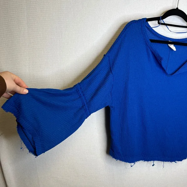 We The Free Royal Blue Waffle Knit Bell‎ Sleeve V Neck Raw Hem Top Size M - Image 2