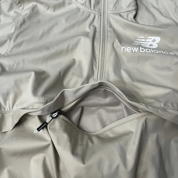 New Balance Women's Cream Hooded Running Windbreaker Jacket with Pocket‎ Size XL - Image 3