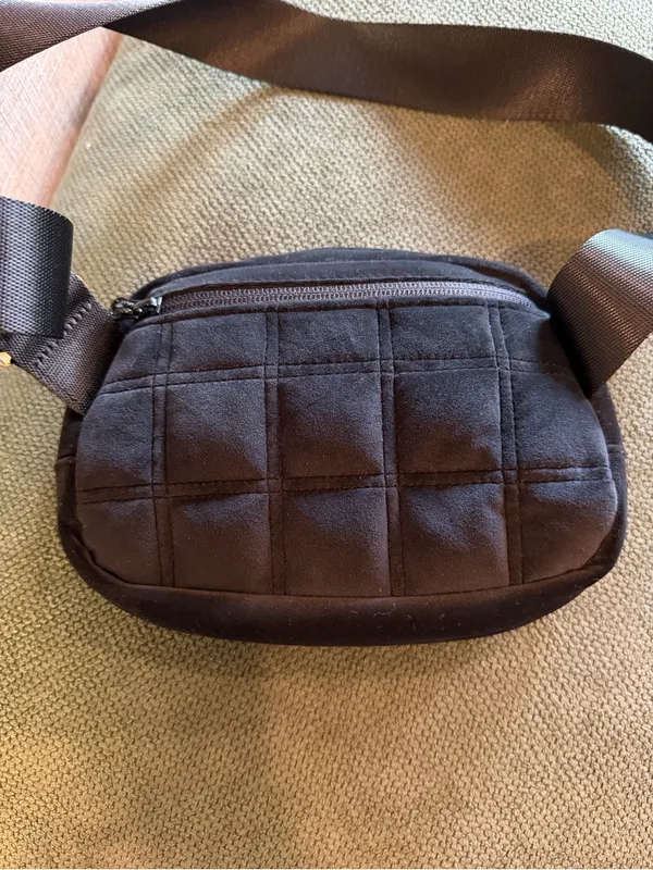 Lululemon Quilted Velour Camera Bag 2L Black Gold Fanny Pack Waist Bag - Image 3