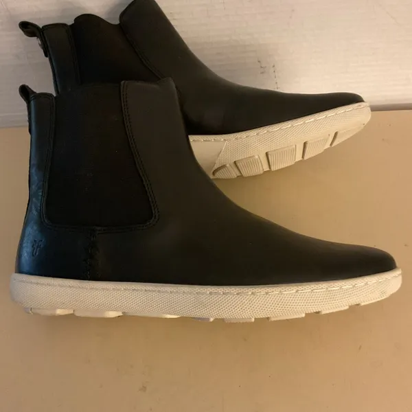 Frye women Black Leather Chelsea Booties with White Sole size 10 - Image 8