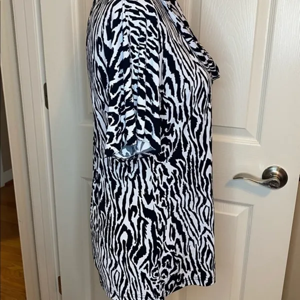 Cable & Gauge Top Zebra Print w/swoop neck Like New Size M - Image 6