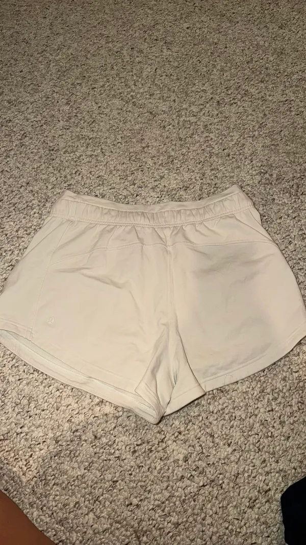 Lululemon Shorts Inner Glow 3" - Image 4