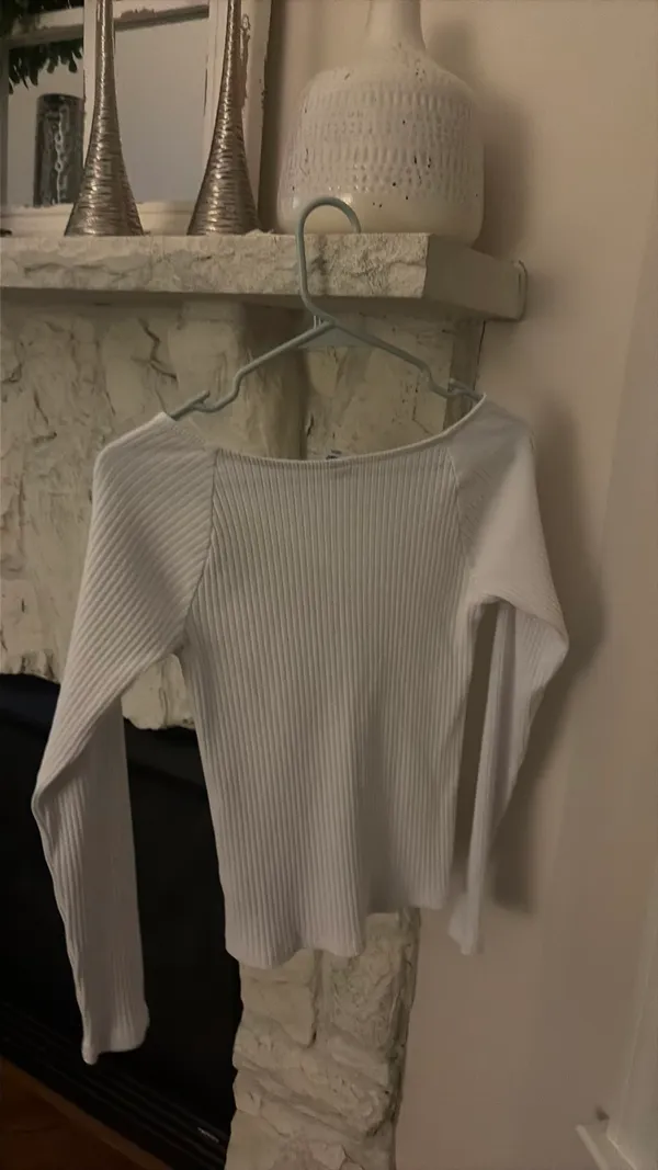 Old Navy Long Sleeve top - Image 3