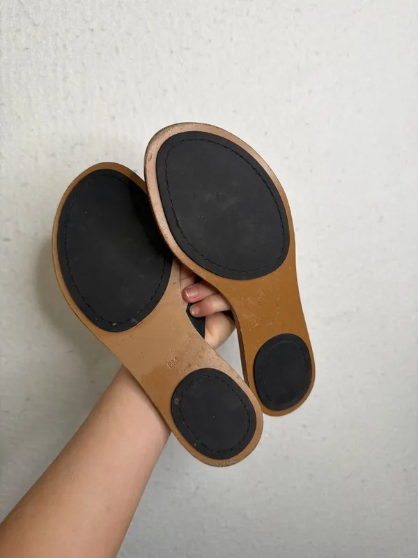 Tory Burch Size 6 Leather Thong Sandals with Gold Hardware - Image 4