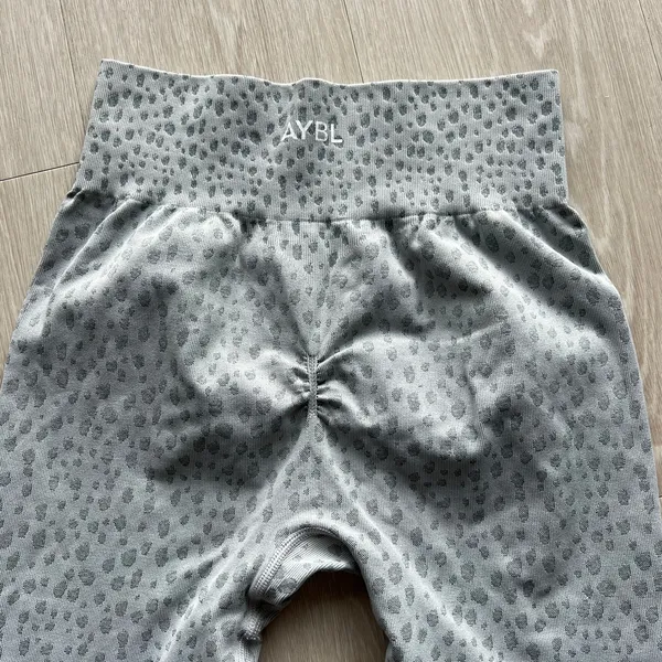 AYBL Leggings Womens Medium Scrunch Bottom Leopard Print Gray - Image 9