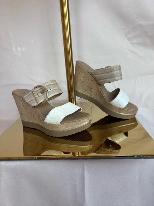 Two-Tone Beige and White Platform Slide Sandals with Buckle - Image 4