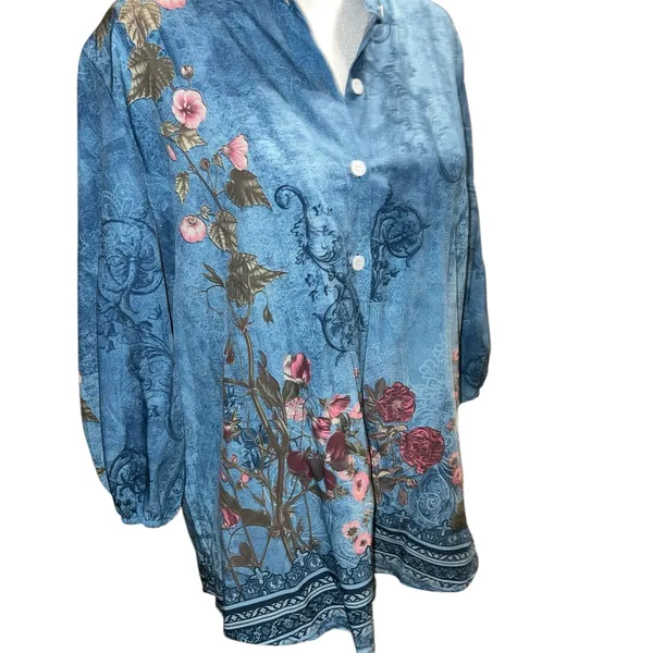 Blue faded look top with floral design. - Image 3
