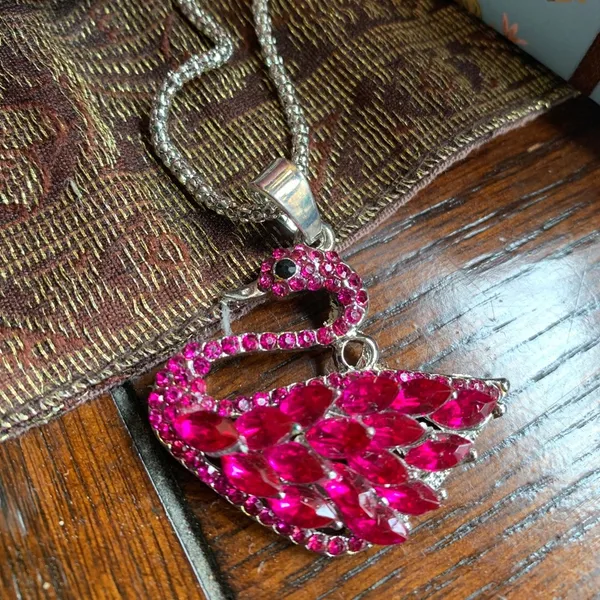 Beautiful GOLD PLATED Swan with pink/violet crystals pendant and chain - Image 2