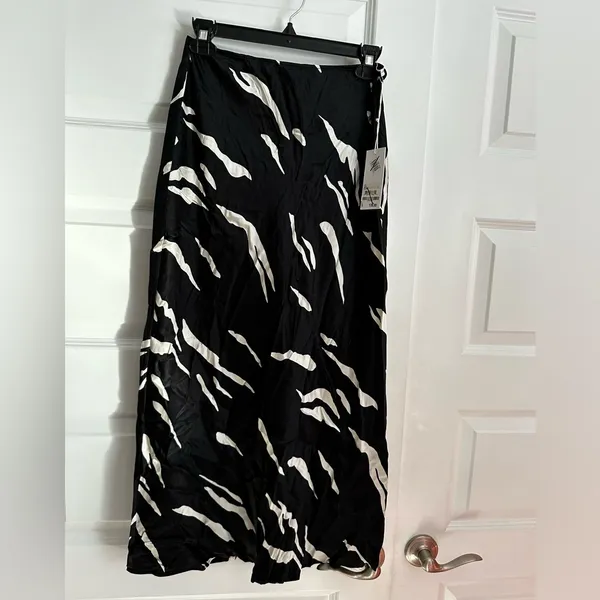 Reformation Pratt Silk Skirt in‎ Black and Cream Print NWT 4 - Image 6