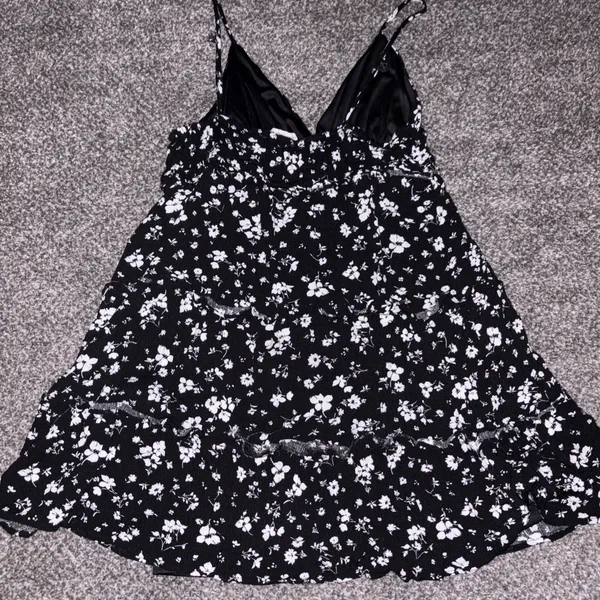 Urban Daisy Boutique Women's Floral Mini Dress Side Medium - Image 4
