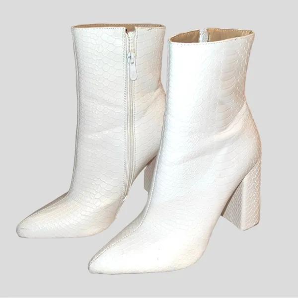 Pretty little thing cute white faux snake skin design! - Image 2
