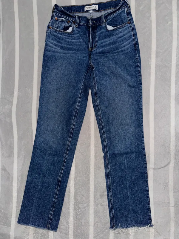 Abercrombie & Fitch- Curve Love Mid Rise 90s Straight Jean - Image 2