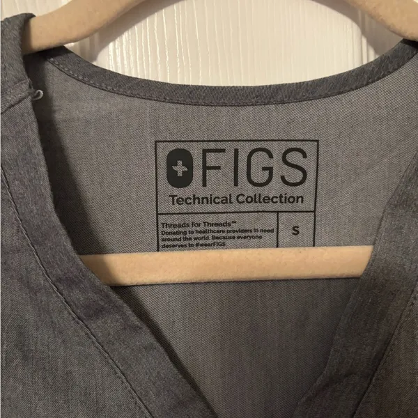 FIGS Catarina One-Pocket Scrub Top™ in Graphite size small - Image 4