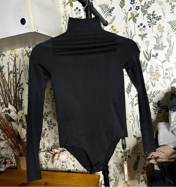 Essential Mockneck Long Sleeve Bodysuit Onyx Nwt Size S/M - Image 4