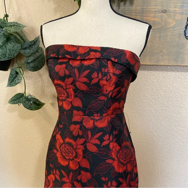 NWOT Lulus Polished Muse Black and Red Jacquard Strapless Midi Dress - Image 4
