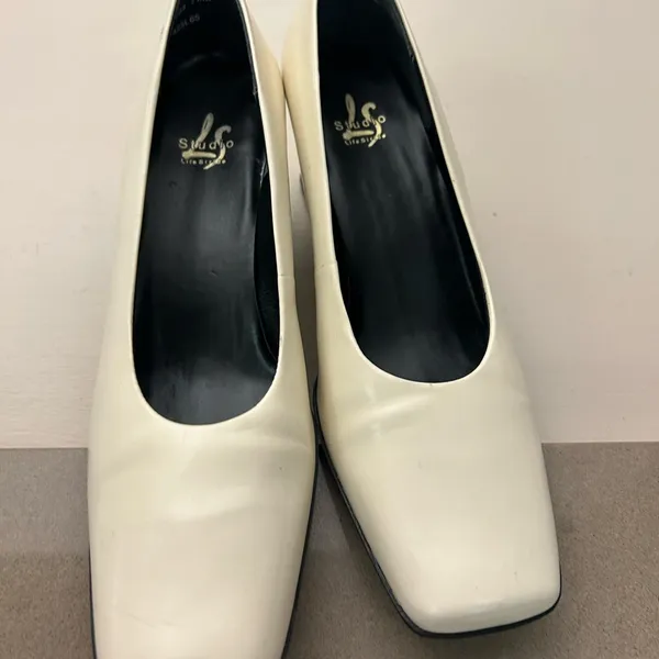 Heels Chic Cream Women's Heels 7 1/2 M like new no flaws found Clean! - Image 6