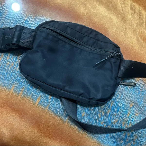 lululemon Everywhere Belt Bag Black OS unisex - Image 9
