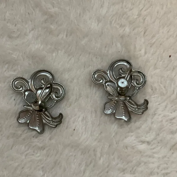Elegant Silver Bow Earrings - Image 4