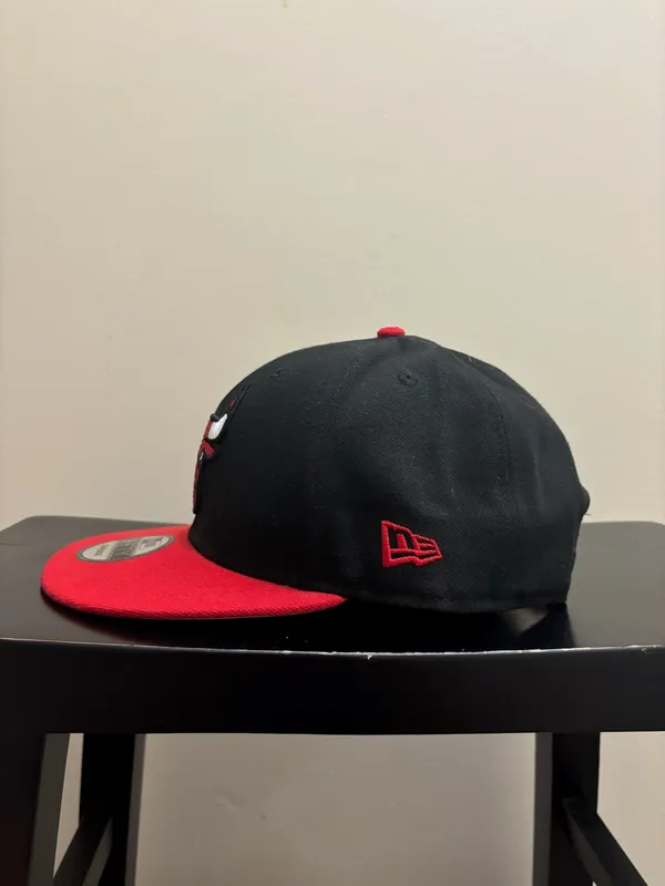 Chicago Bulls New Era Black & Red NBA Bull Logo Snapback Hat - Image 4