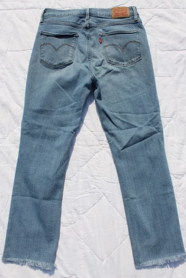 Levi 724 High Rise Straight Crop Jean size 29 Blue Ripped - Image 6
