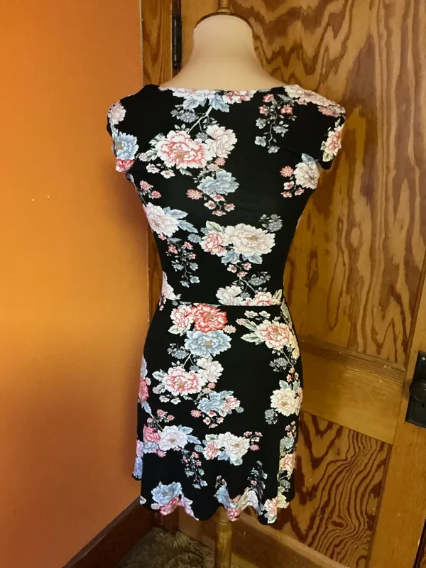 Love Fire Floral Ruched Mini Dress Black Pink Stretch Fit Flirty Date Night - Image 15