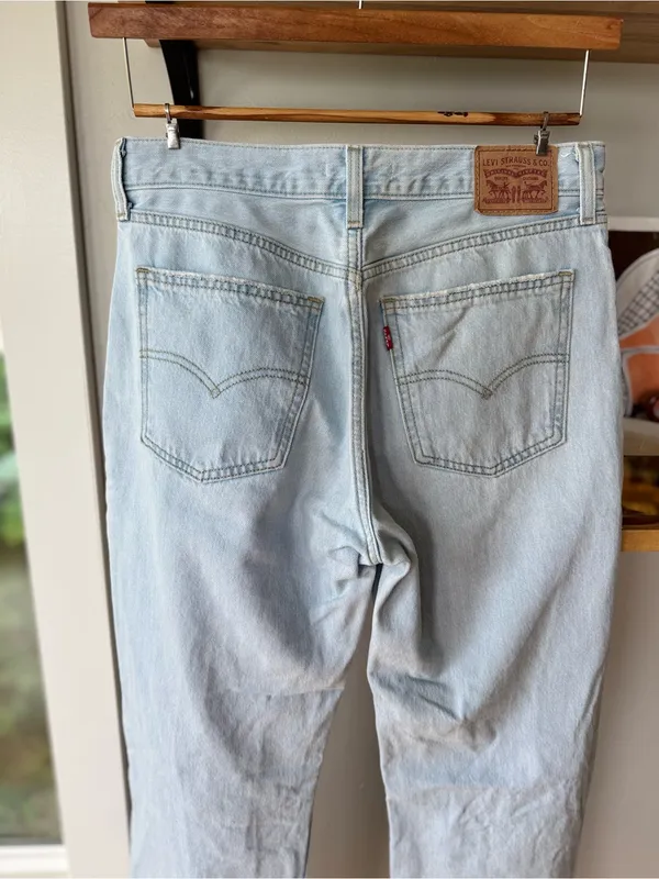 Levi's Low Pro Straight Light Wash Denim Jeans Distressed Knee Rips Size 28 - Image 6