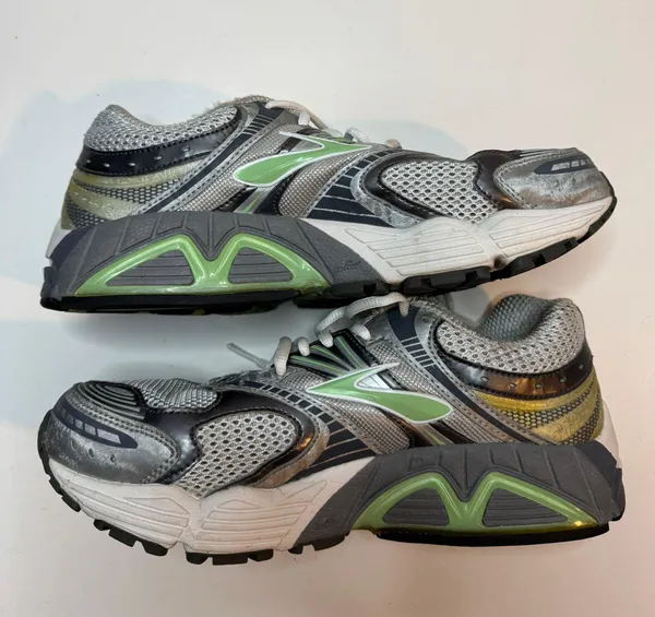 Womens Ariel MOGO Size 10 Running Shoes - Image 4