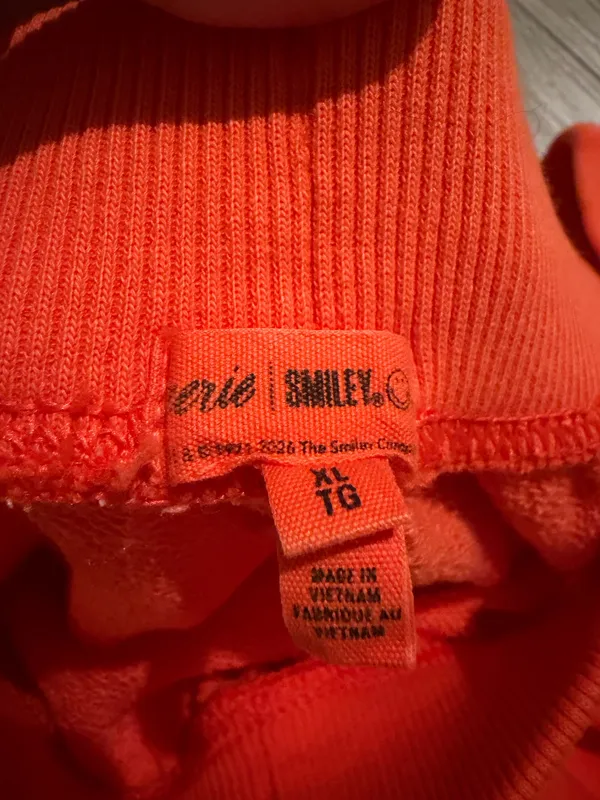 Aerie x Smiley Orange Sweat Shorts - Size XL (Like New) Description: Upgrade your loungewear with these vibrant, bright orange Aerie x Smiley fleece sweat shorts! As seen they feature a comfy elastic waistband, handy side pockets, and a cute "Cabana Beach Club" smiley logo on the left hem. Condition: Excellent, like-new condition with no visible flaws Size: XL / TG Details: Soft fleece lining, perfect for beach days or casual lounging. Close-up of the graphic logo can be found Super cozy and ready for a new home! Fast shipping. - Image 3