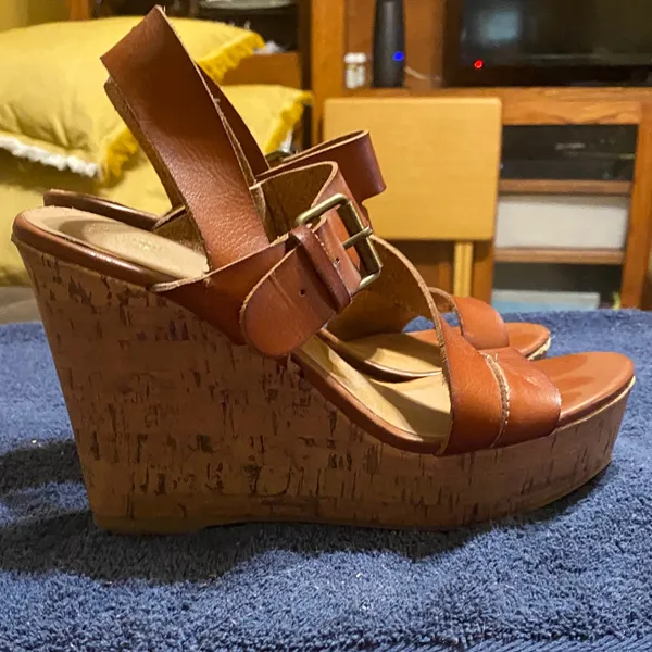 Mossimo Supply Co. Tan Leather Sandals Minor scratches refer to picture - Image 4