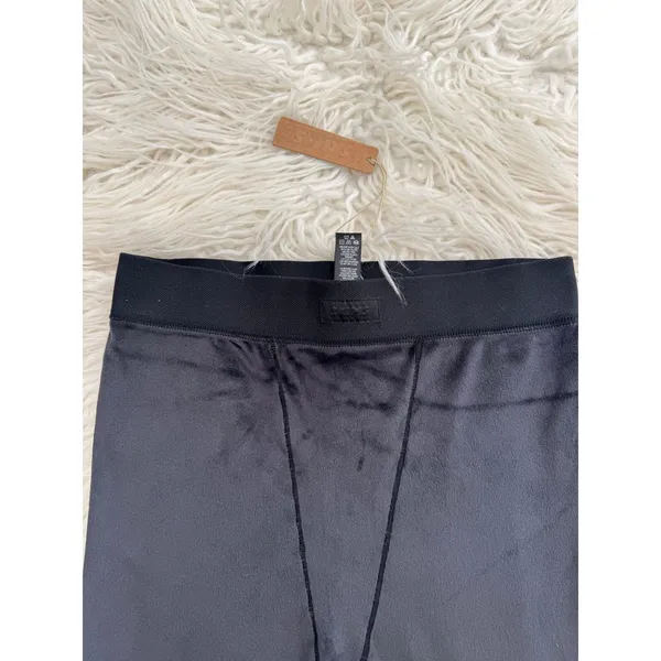 Skims High Waist Velour Short Onyx Size Small - Image 3