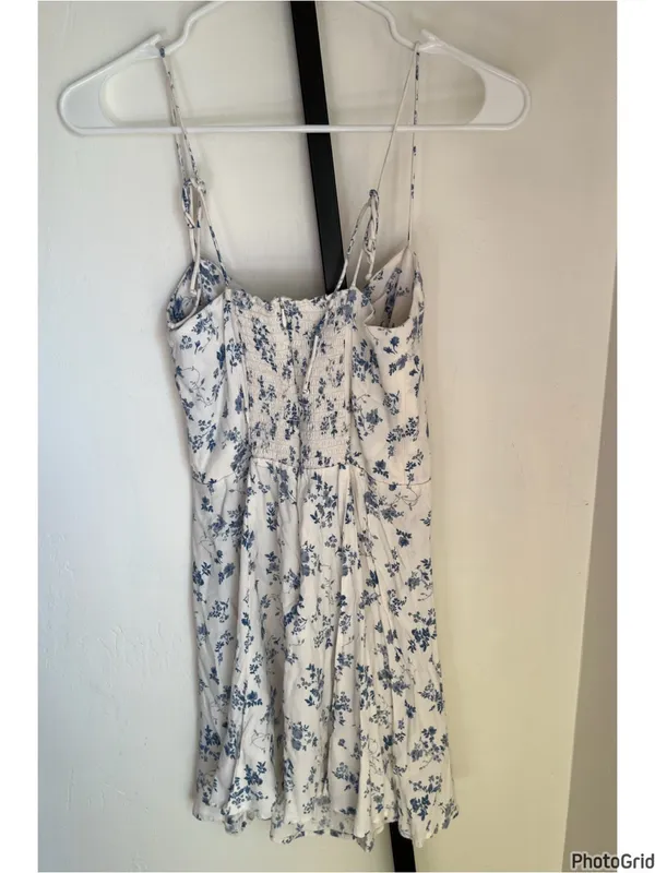 Reformation Saskia White Blue Floral Dress size 8 - fits like a small - Image 4