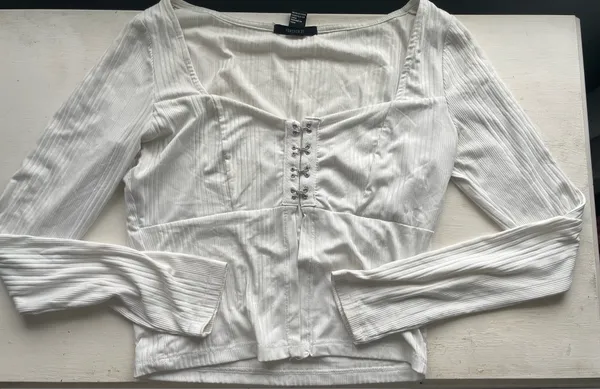 Forever 21 White corset top with silver eyelets size m - Image 2