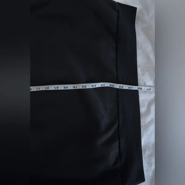 Women’s Black Crewneck Sweatshirt Soft Cozy Minimalist Pullover Size Large - Image 7