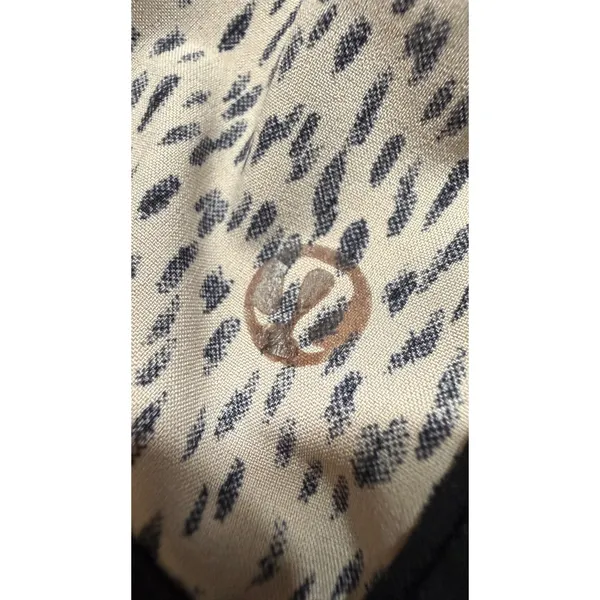 Lululemon Choose a Side Reversible Shorts Tan Black Animal Print Size 8 - Image 4