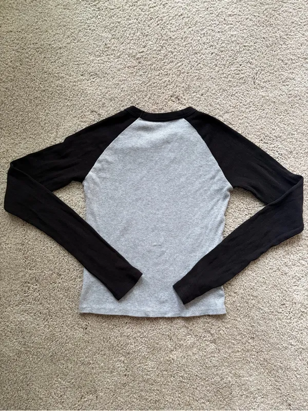 Brandy melville John Galt Pacsun Long-Sleeve Top Gray & Black Raglan size small - Image 7